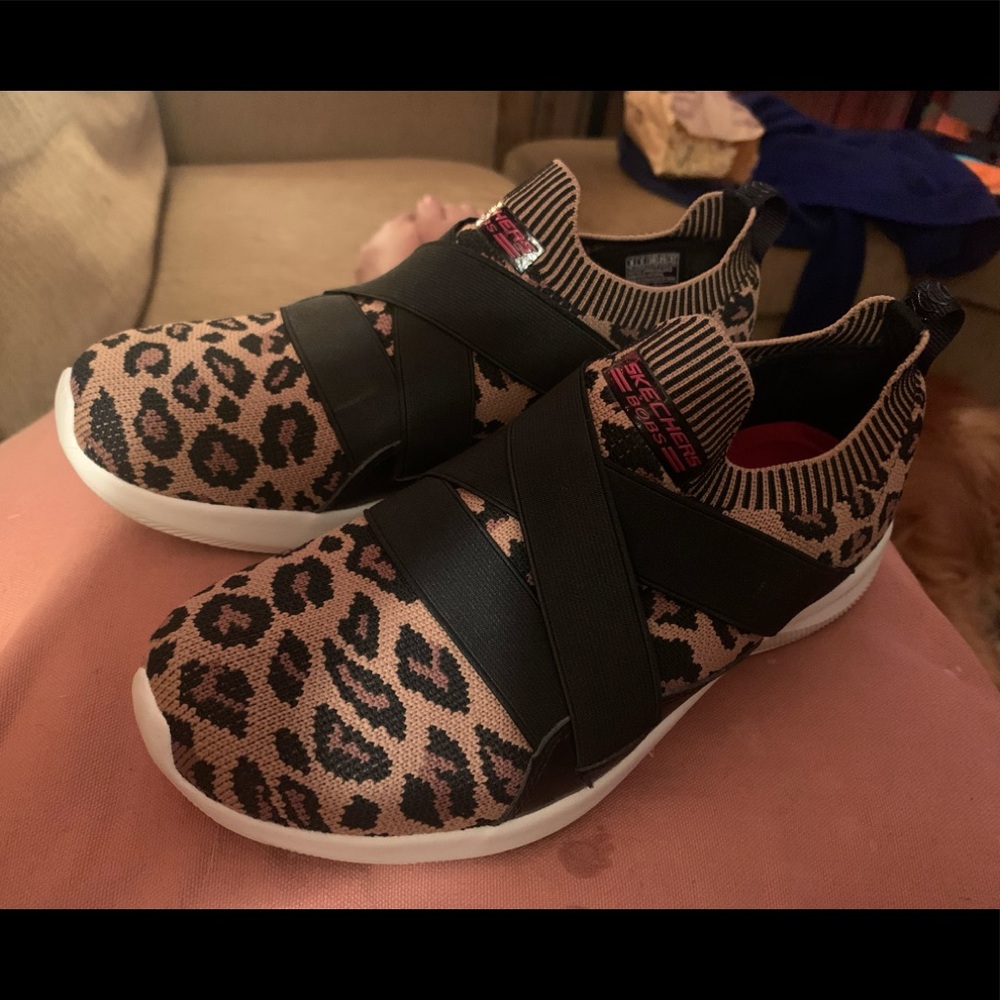 Tennis shoes